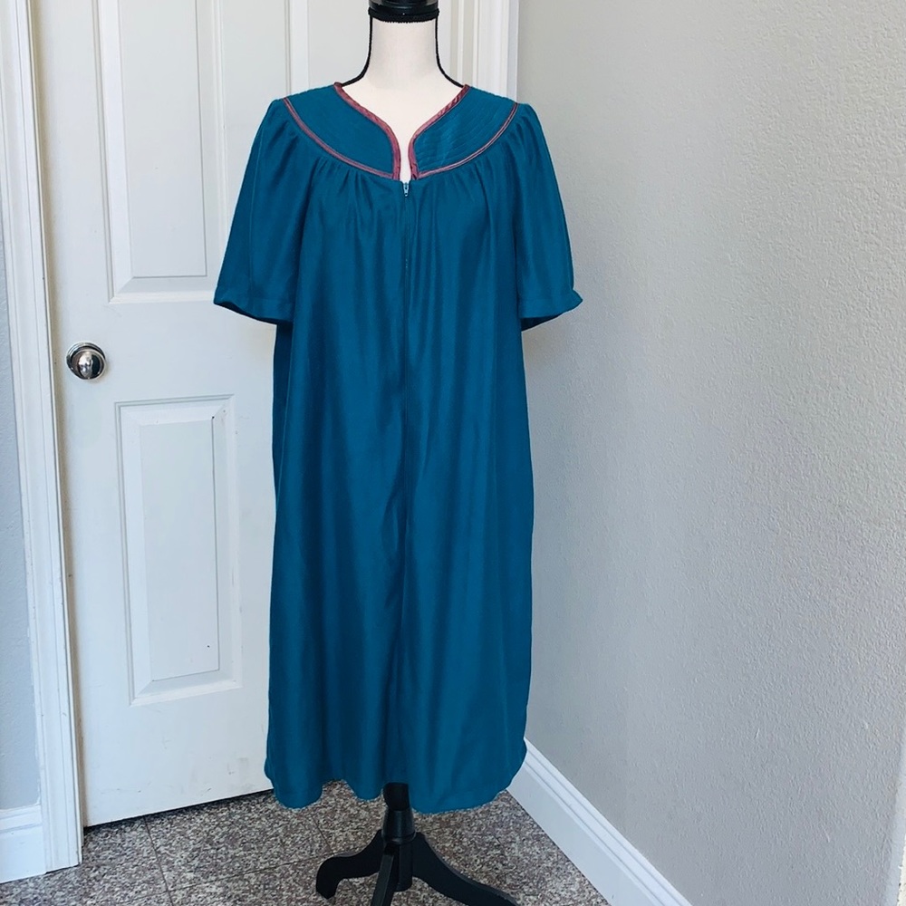 Intimate Options Woman Mumu Dress. 1X 
Pit to Pit 27”. Length 42”